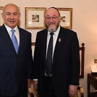 Le ministre Benjamin Netanyahu, à gauche, en compagnie du grand rabbin britannique Ephraim Mirvis, lors d’une rencontre avec les dirigeants de la communauté juive britannique, le 5 novembre 2017. (Crédit : Kobi Gideon/GPO)
