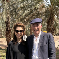 Rick Sopher et son épouse Carol, plantant un palmier-dattier à Médine, en Arabie saoudite. (Crédit : Sopher/Jewish Chronicle)