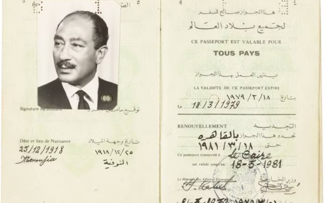 Le passeport de Sadate vendu par la maison de vente aux enchères Heritage Auctions tel qu'il apparait sur le site internet de cette dernière, le 1er mars 2023. (Crédit : Heritage Auctions)