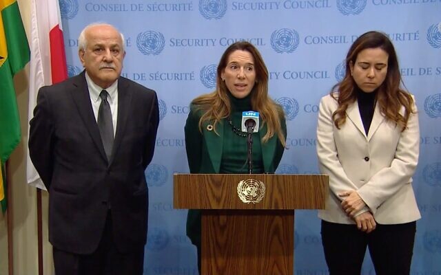 Les ambassadrices Vanessa Frazier de Malte, Lana Nusseibeh des EAU et l'observateur palestinien permanent Riyad Mansour pendant une conférence de presse aux abords du Conseil de sécurité des Nations unies de New York, le 28 février 2023. (Capture d'écran/UN TV)