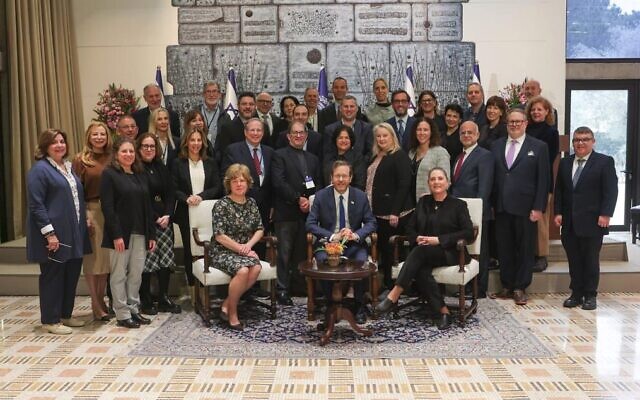 Une délégation des fédérations juives d'Amérique du Nord rencontre le président Isaac Herzog à sa résidence officielle de Jérusalem, le 15 mars 2023. (Autorisation)