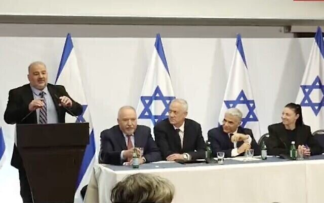 Les dirigeants de l'opposition lors d'une conférence de presse sur la proposition alternative de réforme judiciaire du président Isaac Herzog, à Tel Aviv, le 16 mars 2023. (Capture d'écran Twitter ; utilisée conformément à la clause 27a de la loi sur le droit d'auteur)
