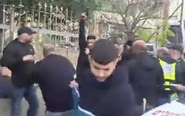 Un policier israélien tirant un coup de semonce lors d'affrontements avec des Palestiniens dans le quartier de Jabel Mukaber à Jérusalem-Est, le 18 mars 2023. (Crédit : Twitter ; utilisée conformément à l'article 27a de la loi sur le droit d'auteur)