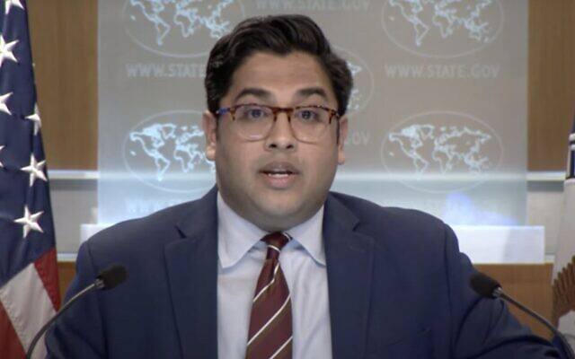 Le porte-parole adjoint principal du Département d'État américain, Vedant Patel, s'exprimant lors de la conférence de presse quotidienne, à Washington, le 21 mars 2023. (Crédit : Capture d'écran YouTube ; utilisée conformément à l'article 27a de la loi sur les droits d'auteur)