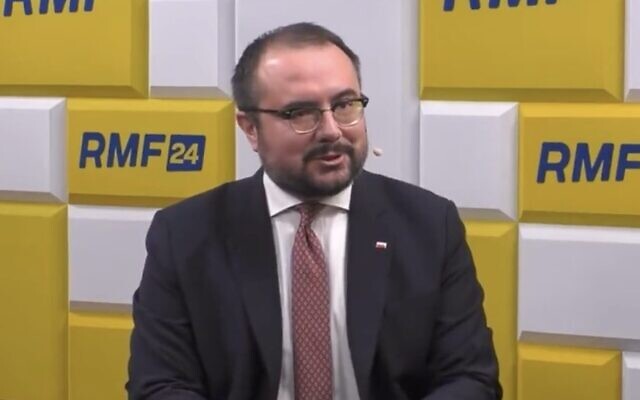 Le vice-ministre polonais des Affaires étrangères Pawel Jablonski est interviewé par la radio polonaise le 27 mars 2023. (Capture d'écran de Twitter, utilisée conformément à l'article 27a de la loi sur le droit d'auteur)