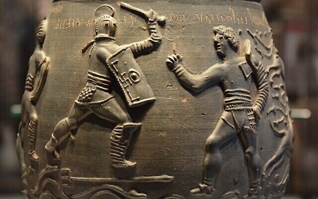 Le Vase de Colchester dépeint un combat de gladiateurs du 2ème siècle de notre ère. (Crédit : Wikimedia/Carole Raddato, CC BY-SA 2.0)
