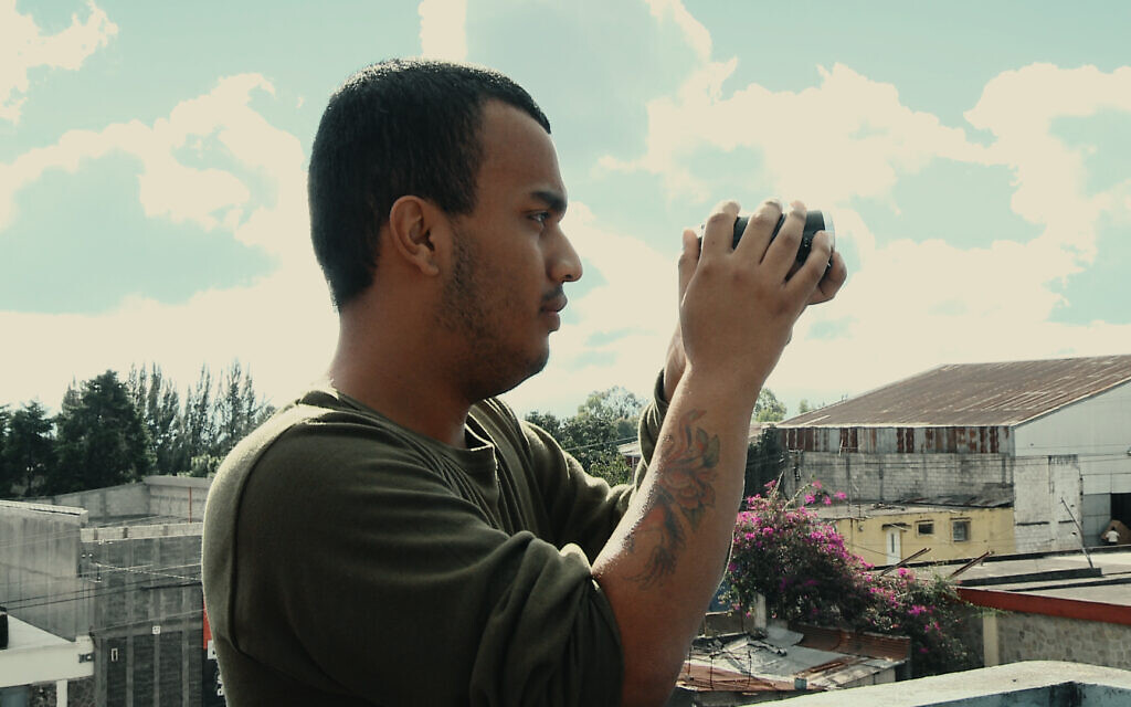 Oren Levy en train de filmer avec sa caméra,  un extrait du documentaire de 'I am Not.' (Autorisation/ Itai Raziel)