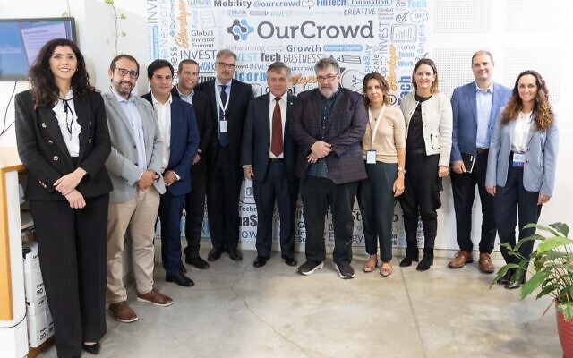 Le fondateur et PDG d'OurCrowd, Jon Medved, au centre, accueillant une délégation de représentants du gouvernement uruguayen au siège de la société, à Jérusalem, le 26 mars 2023. (Autorisation)