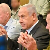 Le ministre de la Défense Yoav Gallant, à gauche, le Premier ministre Benjamin Netanyahu et le chef d'état-major de Tsahal Herzi Halevi observant un exercice militaire conjoint américain et israélien au centre de commandement de l'armée de l'Air, le 25 janvier 2023. (Crédit : Kobi Gideon/GPO)