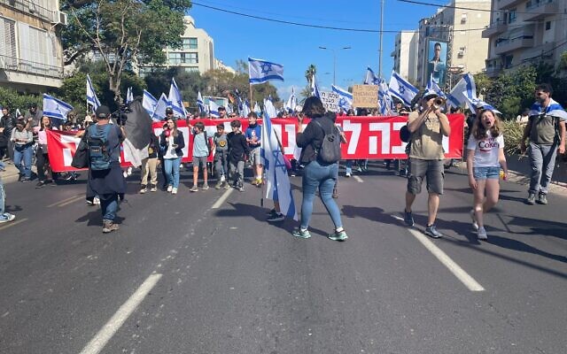 Des travailleurs du secteur technologique manifestent contre la réforme judiciaire prévue par le gouvernement, à Tel Aviv, le 9 mars 2023. (Crédit : Tomer Neuberg/Flash90).