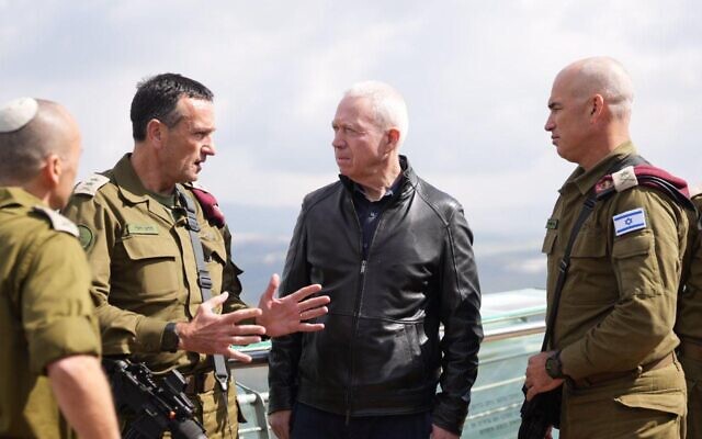 Le ministre de la Défense Yoav Gallant, au centre, s'entretenant avec le chef d'état-major de Tsahal Herzi Halevi, à gauche, le chef du Commandement du Nord Ori Gordin, à droite, et le commandant de la 91e division territoriale Shaï Klapper, dos à la caméra, au point d'observation de Har Adir, à la frontière libanaise, le 16 mars 2023. (Credit : Elad Malka/Ministère de la Défense)