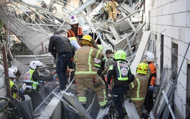 Des secouristes sur un chantier de construction à Ramat Gan où un échafaudage s'est effondré, tuant deux personnes et en blessant plusieurs autres. (Crédit : Services d'incendie et de secours israéliens)