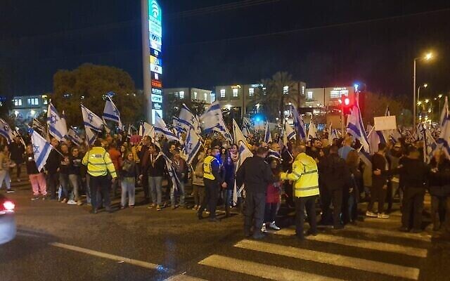 Des Israéliens protestent contre les projets du gouvernement du Premier ministre Benjamin Netanyahu de refonte du système judiciaire israélien, au carrefour de Karkur, le 18 mars 2023. (Crédit : Police israélienne)