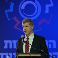 Le comptable général du ministère des Finances, Yali Rothenberg, s'adresse à des fabricants et à des entreprises de haute technologie à Tel Aviv, le 20 mars 2023. (Crédit : Sivan Farig)