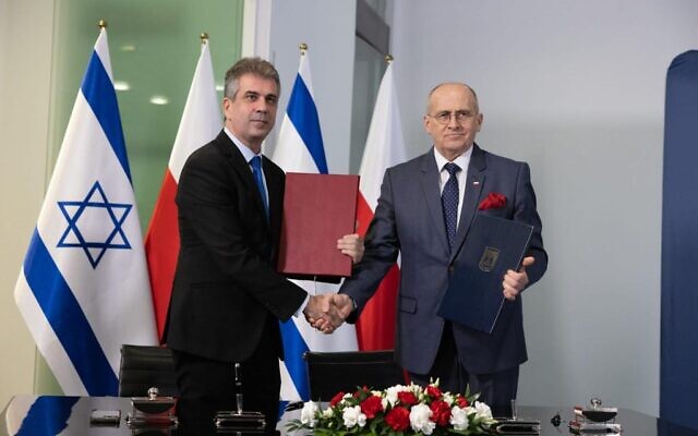Le ministre des Affaires étrangères Eli Cohen, à gauche, et son homologue polonais Zbigniew Rau, à Varsovie, le 22 mars 2023. (Crédit : Ministère des Affaires étrangères)