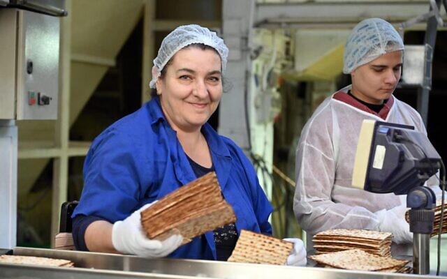 Alina Tirnovienko, une immigrante récente d'Odesa, en Ukraine, travaille dans l'usine de Matzot Aviv. (Crédit : IFCJ)
