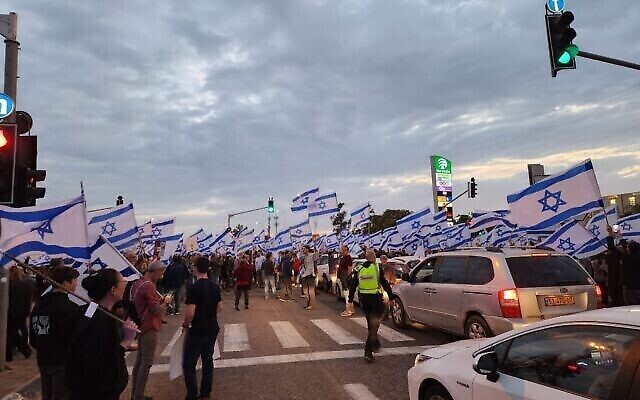 Des manifestants bloquent le carrefour de Karkur sur l'autoroute 65 dans le nord d'Israël, le 25 mars 2023. (Police israélienne)