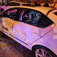 Un taxi appartenant à un chauffeur arabe agressé par des manifestants de droite, le 27 mars 2023. (Crédit : Police israélienne)