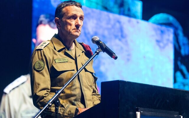 Le chef d'état-major de Tsahal, Herzi Halevi, s'exprimant lors d'une cérémonie militaire pour les troupes réservistes à l'université de Tel-Aviv, le 12 mars 2023. (Crédit : Armée israélienne)