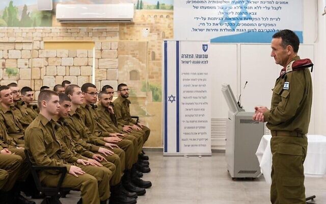 Le chef de Tsahal, Herzi Halevi, s'adresse aux nouveaux conscrits dans un centre d'incorporation de la base de Tel Hashomer, dans le centre d'Israël, le 26 mars 2023. (Crédit : armée israélienne)