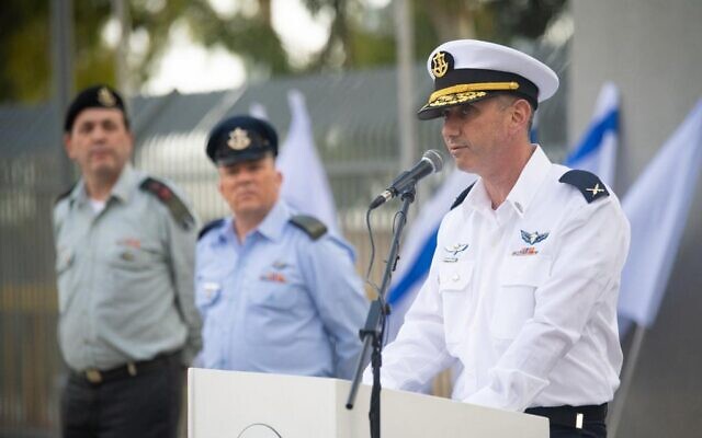Le contre-amiral Daniel Hagari s'exprime lors d'une cérémonie au siège de l'unité du porte-parole de Tsahal à Tel Aviv, le 29 mars 2023. (Crédit : armée israélienne)