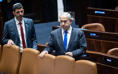 Le Premier ministre Benjamin Netanyahu, à droite, et le ministre des Communications Shlomo Karhi, à gauche, à la Knesset à Jérusalem, le 1er mars 2023. (Crédit : Yonatan Sindel/Flash90)