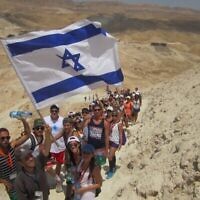 Un groupe de Birthright Israel explorant le désert. (Crédit : Sarah Kornbluh)
