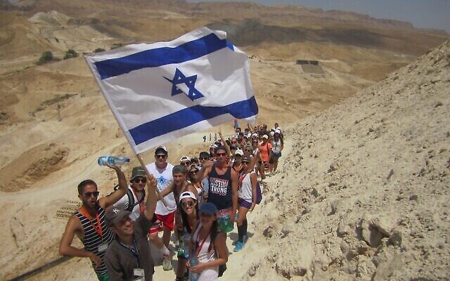 Un groupe de Taglit-Birthright Israel explorant le désert. (Crédit : Sarah Kornbluh)