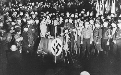 Goebbels prend la parole lors d'un autodafé nazi à Berlin, mai 1933 (Domaine public)