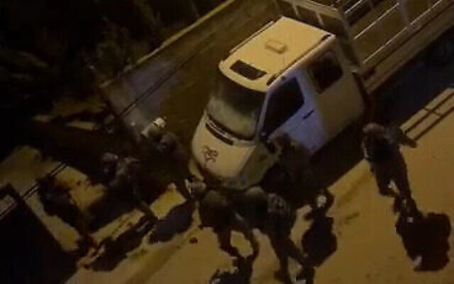 Des soldats israéliens vandalisent un camion palestinien dans la ville de Nilin, en Cisjordanie, le 16 mars 2023. (Capture d'écran : Twitter)