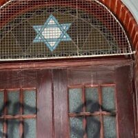 Des vandales ont profané le plus ancien bâtiment de la synagogue de la province de Québec avec des croix gammées nazies, en mars 2023 (Crédit : B’nai Brith Canada via la JTA)