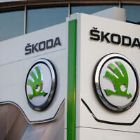Photo de l’enseigne ŠKODA chez un concessionnaire automobile à New Belgrade (BalkansCat; iStock de Getty Images)