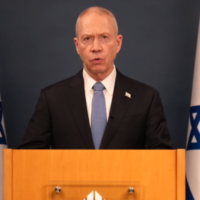 Le ministre de la Défense Yoav Gallant s'exprime dans un discours télévisé le 25 mars 2023. (Crédit : Autorisation)