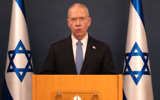 Le ministre de la Défense Yoav Gallant s'exprimant lors d'une allocution télévisée appelant à une pause dans le projet de loi de réforme du système judiciaire du gouvernement, le 25 mars 2023. (Autorisation)