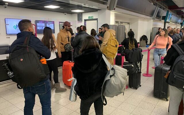 Des passagers israéliens à l'aéroport Luton de Londres après l'annulation d'un vol Wizz Air à destination d'Israël, le 27 mars 2023. (Crédit : Yigal Grayeff)