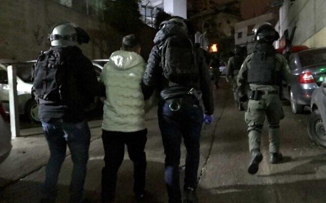 Un homme arrêté dans un lieu non précisé dans le cadre d'une opération d'infiltration concernant des armes illégales, le 14 mars 2023. (Crédit : Police israélienne)