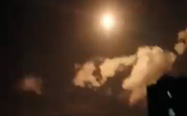 Capture d’écran d’une vidéo supposée montrer une  frappe israélienne sur Damas, le 31 mars 2023. (Capture d’écran : Twitter)