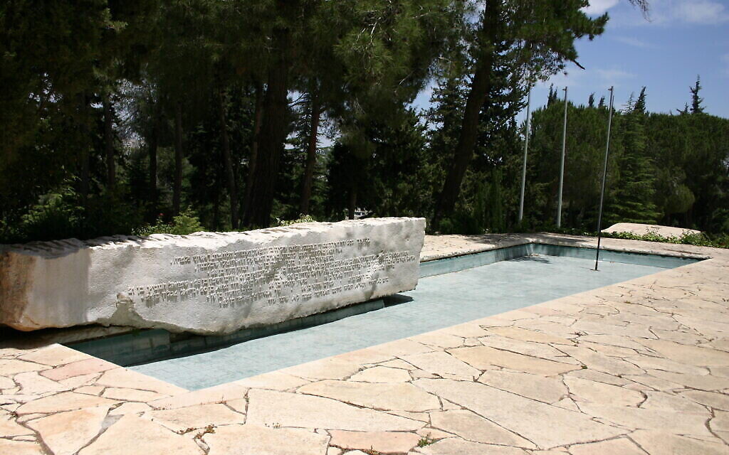 Le mémorial dédié aux 23 marins juifs perdus en mer, sur le Mt. Herzl à Jérusalem. (Crédit : Shmuel Bar-Am)
