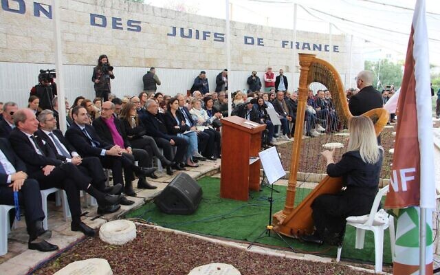 La cérémonie en hommage aux 80 000 déportés juifs de France, le 21 mars 2023 au mémorial de Roglit, en Israël. (Crédit : Yoav Lin / KKL - JNF)