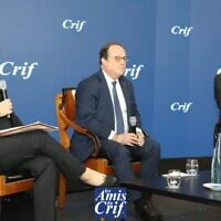 Nathalie Saint-Cricq, journaliste, François Hollande, ancien président de la République français, et Yonathan Arfi, président du Crif, à une rencontre des Amis du Crif le 20 mars 2023, à Paris. (Crédit : Les Amis du Crif)