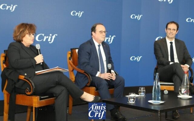 Nathalie Saint-Cricq, journaliste, François Hollande, ancien président de la République français, et Yonathan Arfi, président du Crif, à une rencontre des Amis du Crif le 20 mars 2023, à Paris. (Crédit : Les Amis du Crif)