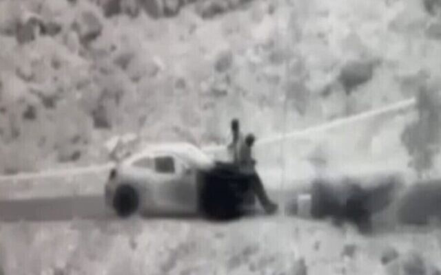 Capture d'écran d'une vidéo montrant une boule puante, en bas à droite, jetée sur des agents du Hezbollah pointant un laser à travers la frontière entre le Liban et Israël. (Crédit : La Douzième chaîne ; utilisé conformément à l'article 27a de la loi sur le droit d'auteur)