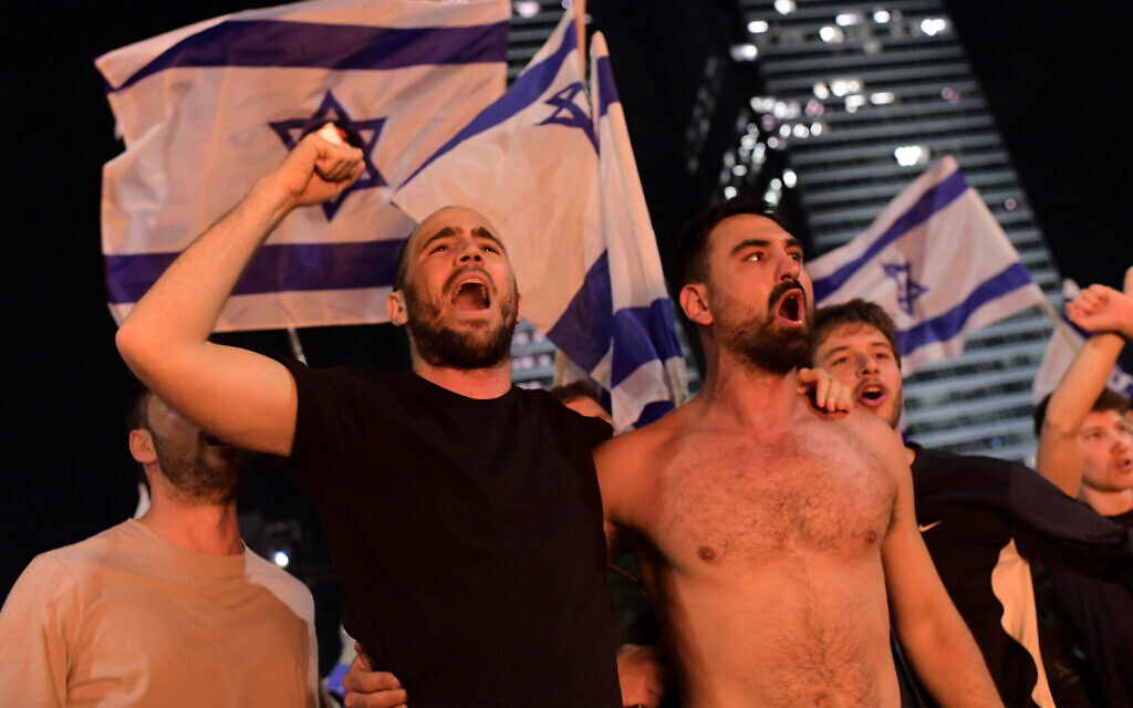 Des manifestants bloquent l'autoroute Ayalon à Tel Aviv lors d'une manifestation contre la réforme judiciaire prévue par le gouvernement, le 26 mars 2023. (Crédit : Tomer Neuberg/Flash90)