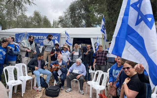 Des manifestants sous la "Tente de l'Unité" à Jérusalem lors de manifestations contre la réforme du système judiciaire, le 27 mars 2023. (Crédit : Carrie Keller-Lynn/Times of Israel)