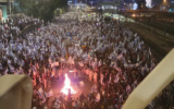 Des milliers de manifestants lors d'une manifestation spontanée après le renvoi de Yoav Gallant par Benjamin Netanyahu, le 26 mars 2023 (Crédit : capture d'écran Twitter)