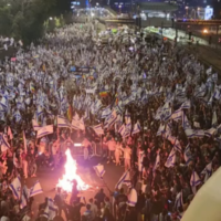 Des milliers de manifestants lors d'une manifestation spontanée après le renvoi de Yoav Gallant par Benjamin Netanyahu, le 26 mars 2023 (Crédit : capture d'écran Twitter)