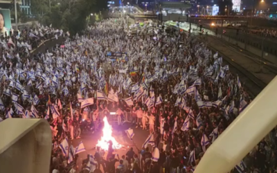 Des milliers de manifestants lors d'une manifestation spontanée après le renvoi de Yoav Gallant par Benjamin Netanyahu, le 26 mars 2023. (Crédit : capture d'écran Twitter)