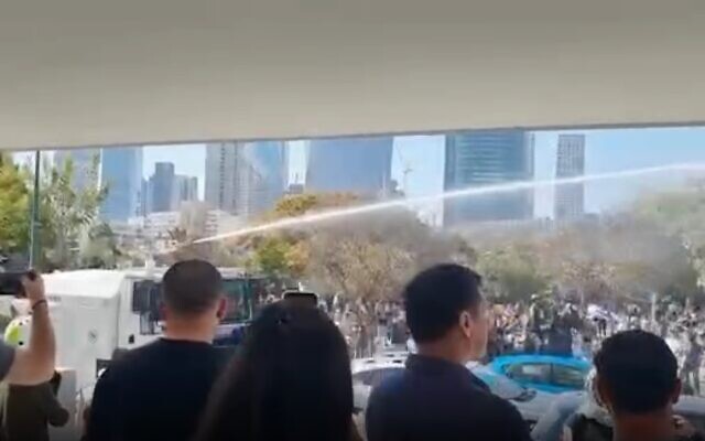 La police utilise des canons à eau contre les manifestants à Tel Aviv, le 1er mars 2023. (Capture d'écran)