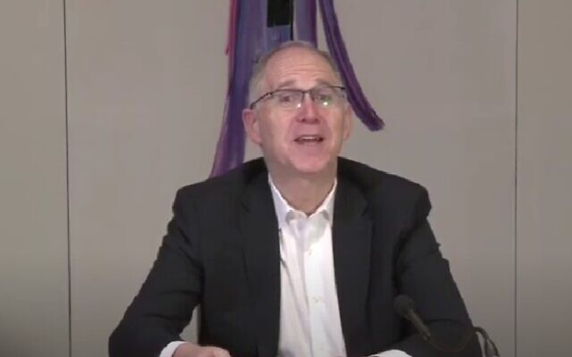 Le rabbin Stephen Weiss dans une vidéo de 2020. (Capture d'écran : Youtube, utilisé conformément à la clause 27a de la loi sur le droit d'auteur)