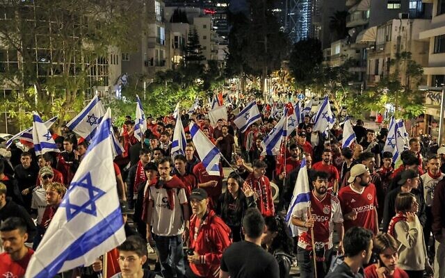 Des manifestants défilent avec des drapeaux israéliens lors d'un rassemblement contre la refonte judiciaire du gouvernement à Tel Aviv, le 1er avril 2023. (Crédit : JACK GUEZ / AFP)
